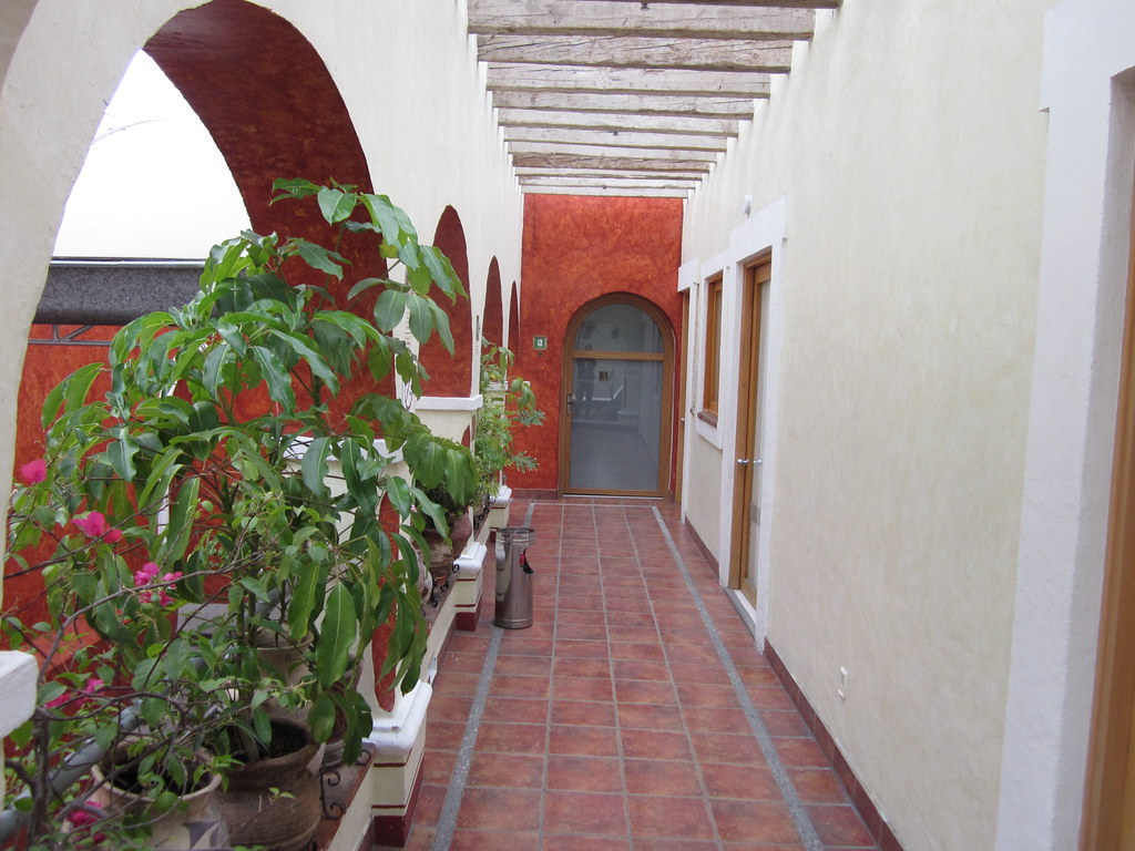 Bebé recibiendo el bautismo con iluminación natural suave en iglesia