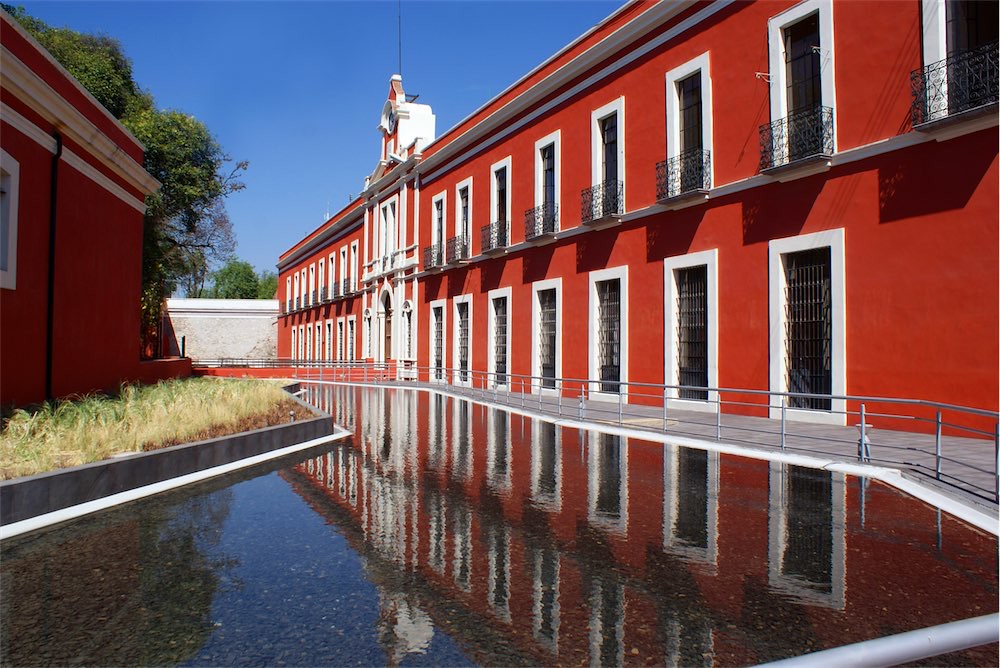 Bebé recibiendo el bautismo con iluminación natural suave en iglesia