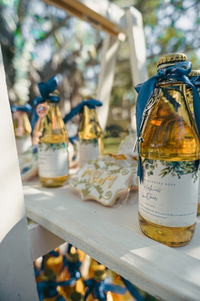 Set de invitaciones de boda elegantes y recuerdos modernos