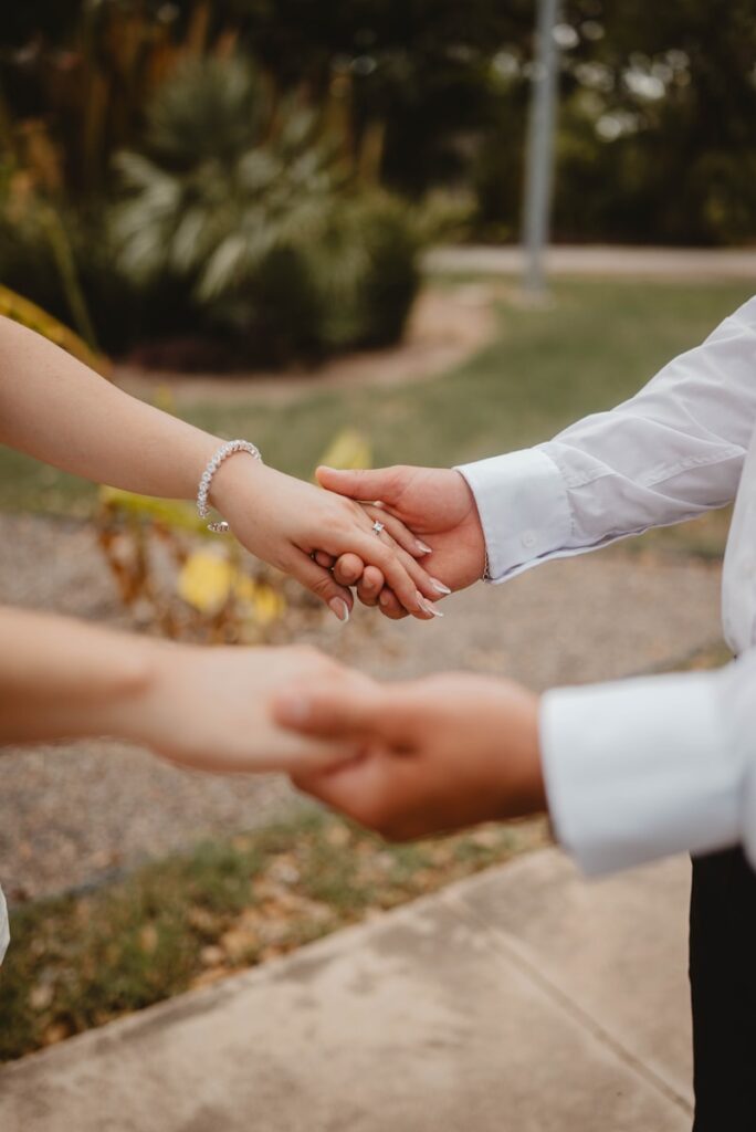 Pareja bailando en su boda con luces de fiesta y música en vivo