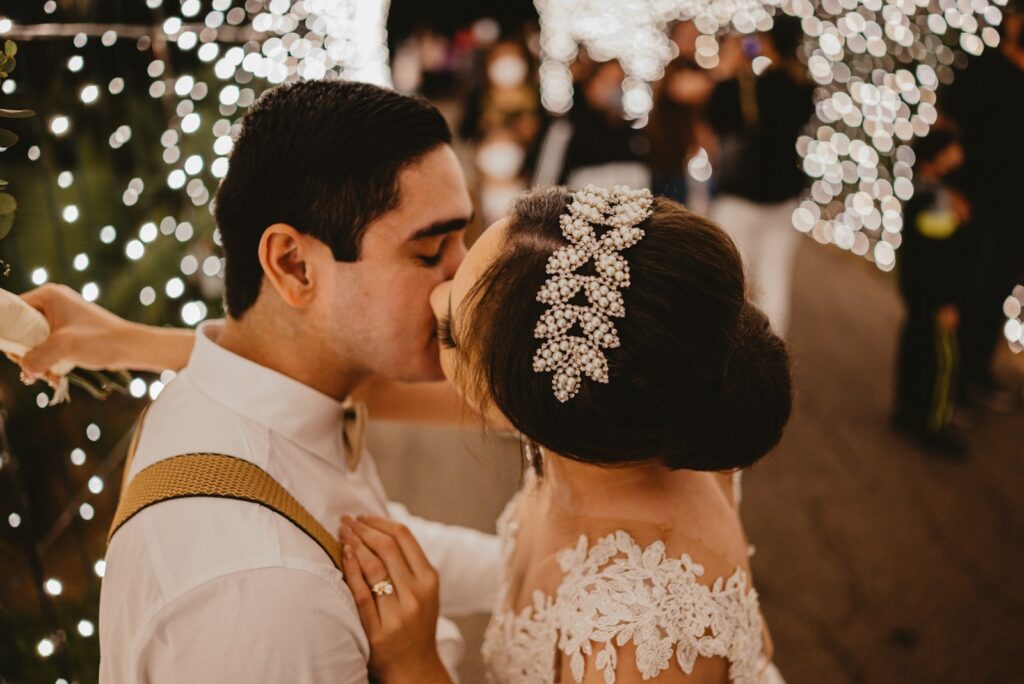 Pareja bailando en su boda con luces de fiesta y música en vivo