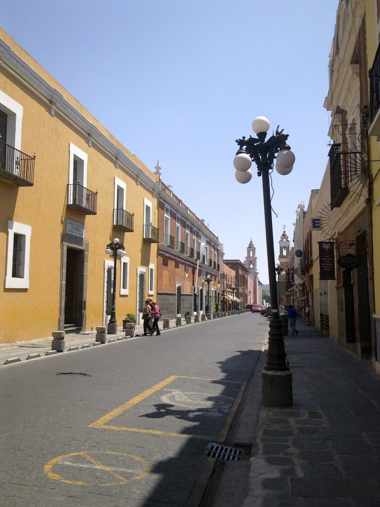 Bebé recibiendo el bautismo con iluminación natural suave en iglesia