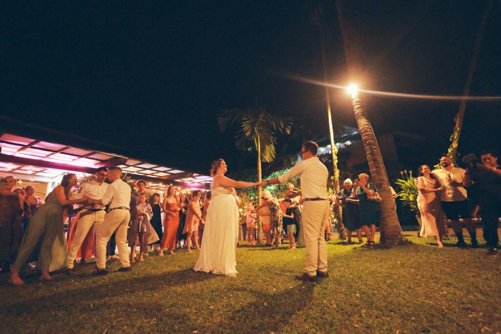 Pareja bailando en su boda con luces de fiesta y música en vivo