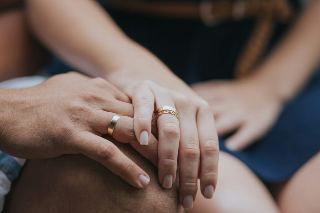 Detalle de anillos de boda y arras de plata sobre fondo elegante