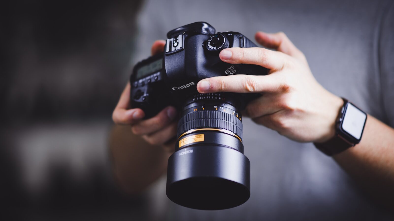 Fotógrafo trabajando con cámara en paquete profesional de fotografía y video en Puebla.