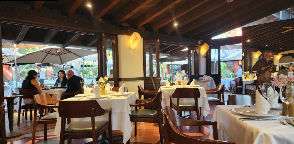 Mesas montadas en uno de los restaurantes con jardín en Puebla para eventos sociales.